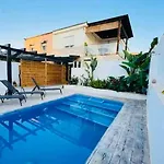 Vacker Med Privat Pool, Lounge Och Stor Grillplats