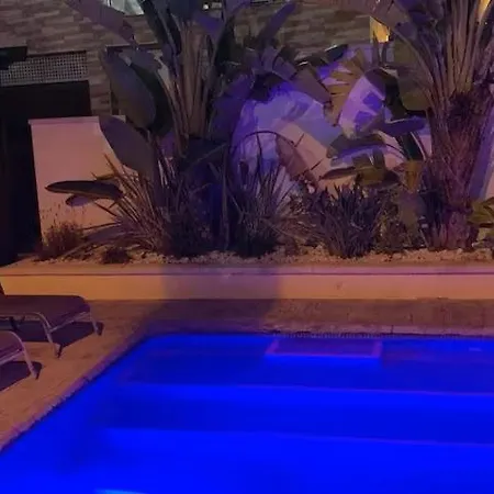 Vacker Med Privat Pool, Lounge Och Stor Grillplats