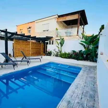 Vacker Med Privat Pool, Lounge Och Stor Grillplats