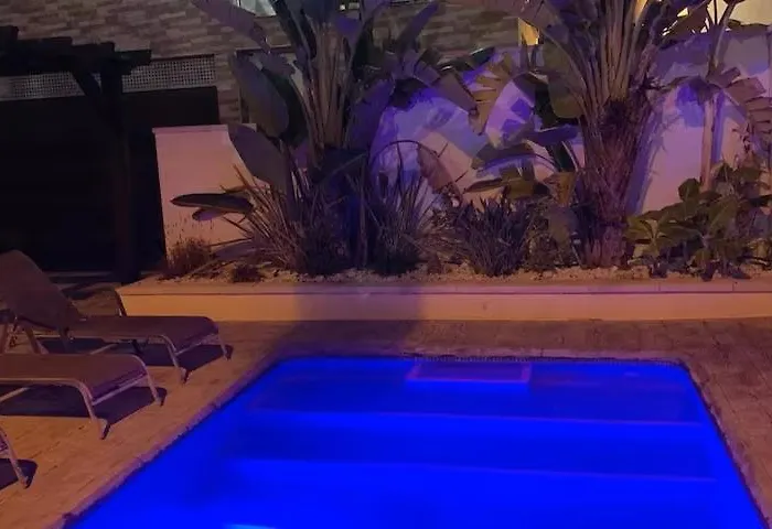 Vacker Med Privat Pool, Lounge Och Stor Grillplats