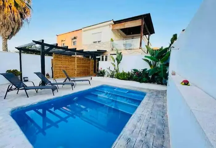 Vacker Med Privat Pool, Lounge Och Stor Grillplats